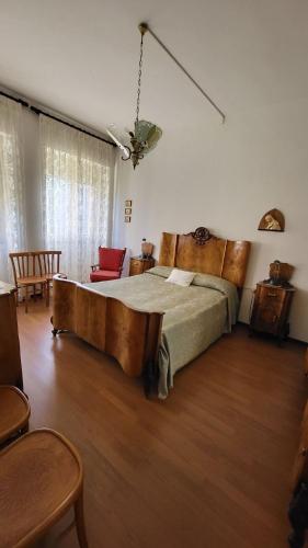 a bedroom with a large bed in a room at Appartamento il roseto Gubbio in Gubbio