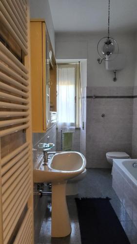 a bathroom with a sink and a tub and a toilet at Appartamento il roseto Gubbio in Gubbio