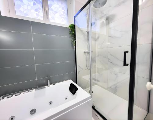 Et badeværelse på Le Havre Haussmannien - Balnéo, proche Centre-ville et Gare