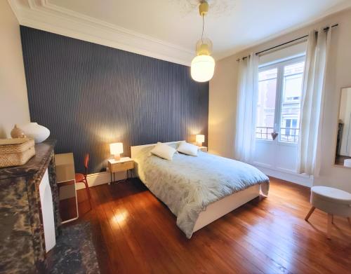 En eller flere senge i et værelse på Le Havre Haussmannien - Balnéo, proche Centre-ville et Gare