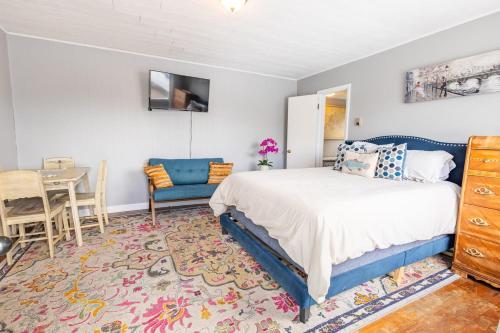 een slaapkamer met een bed, een tafel en een stoel bij Charming French Studio Apartment in Laramie