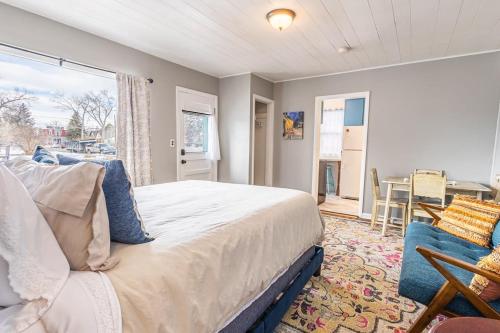 een slaapkamer met een bed en een eetkamer bij Charming French Studio Apartment in Laramie