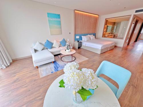 Een zitgedeelte bij SamSet Corner Seaview Studio A La Carte Ha Long Bay