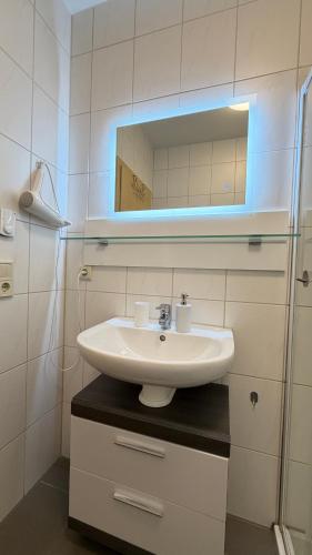 a bathroom with a sink and a mirror at Kim Ferienwohnung A in Sömmerda