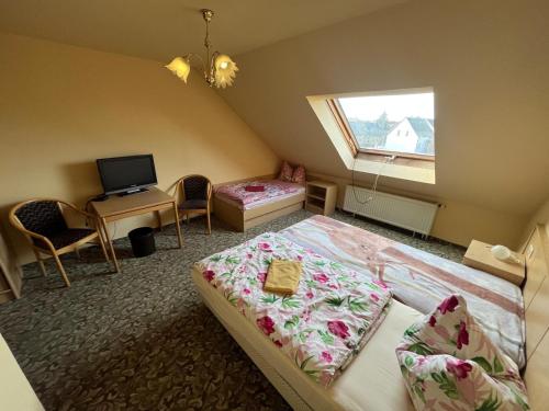 a small room with two beds and a window at Pension Serbitzer Hof in Serbitz