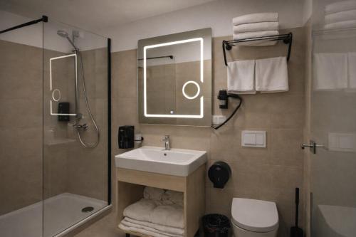 Bilik mandi di Niko Hotel am Hannover Hbf