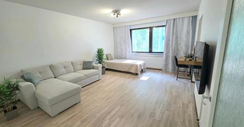 un soggiorno con un divano e un tavolo di Villa Ruths Stay Polle a Kouvola