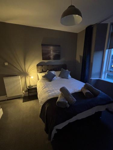 Giường trong phòng chung tại West End Flat