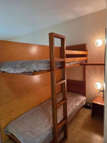 Llit o llits en una habitació de Studio Front de Neige
