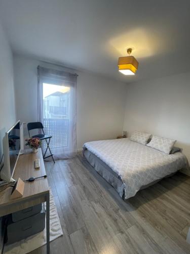 En eller flere senge i et værelse på Luxury apartment near CDG & Parc Asterix