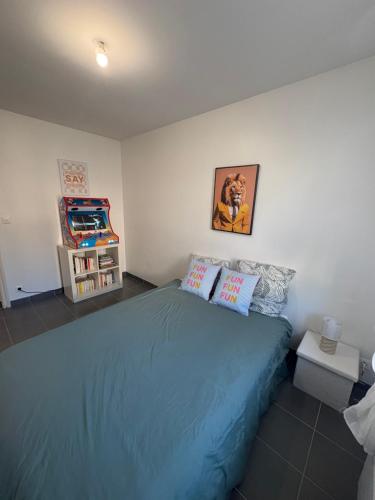 een slaapkamer met een blauw bed in een kamer bij Maison entière avec jardin , Proche Bordeaux, Rocade et Arkéa Arena in Bouliac