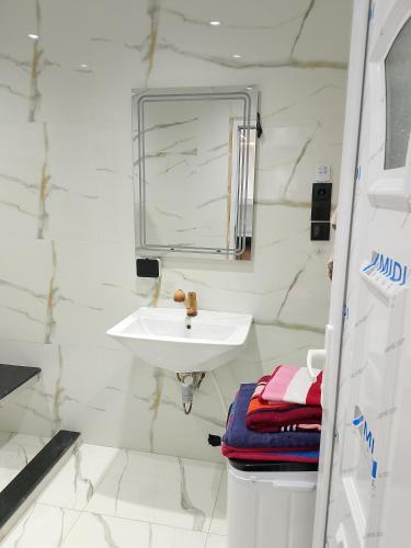 Adel Summer Annaba في عنابة: حمام أبيض مع حوض ومرآة