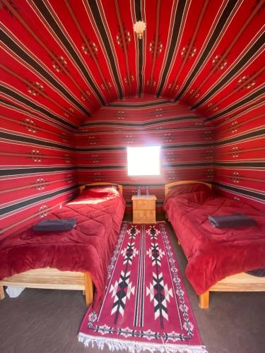 Llit o llits en una habitació de Wadi Rum Desert Experience