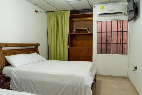 哥伦比亚港Donde Mire的一间卧室设有两张床,一扇门设有窗户