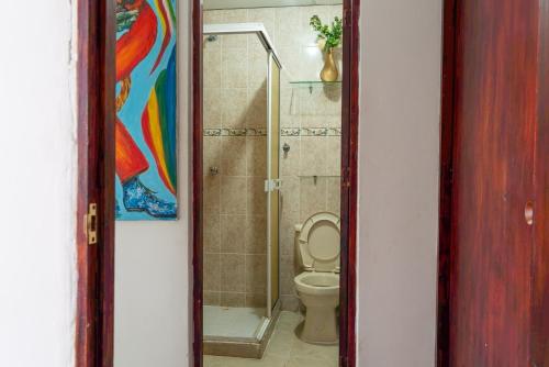 哥伦比亚港Donde Mire的带马桶和淋浴的浴室