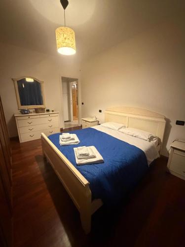 a bedroom with a large bed with a blue blanket at La Riviera in Mira