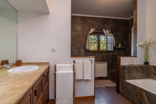 een badkamer met een wastafel en een bad bij Hopstays - Palmela Quinta das Oliveiras in Palmela