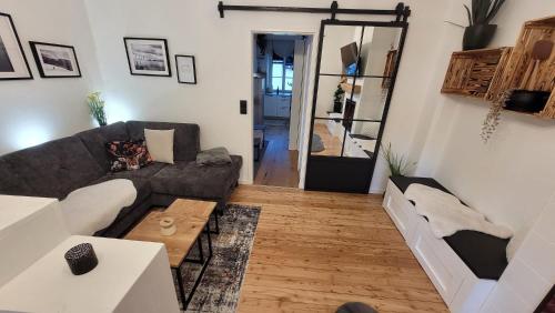 een woonkamer met een bank en een tafel bij Seeloft in Gmunden