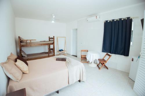 Giường trong phòng chung tại Aurora Peruíbe Hotel