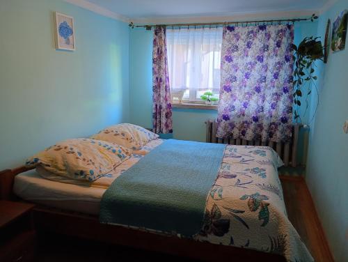 Giường trong phòng chung tại Apartament między Strumykami