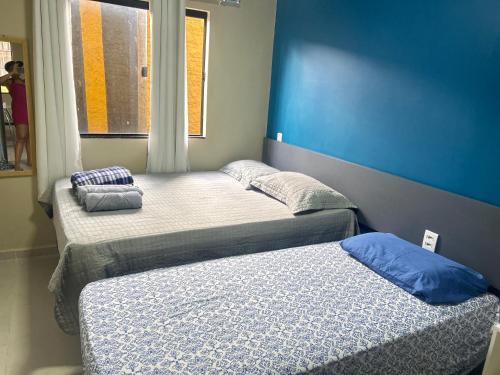 two beds sitting next to each other in a bedroom at Mango View - Apartamento Confortável com Piscina - Boa Vista in Boa Vista