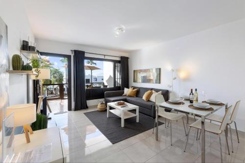 Oceanfront, Sea View, Fast WiFi & Pool in Puerto del Carmen