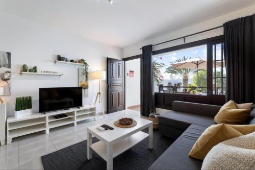Oceanfront, Sea View, Fast WiFi & Pool in Puerto del Carmen