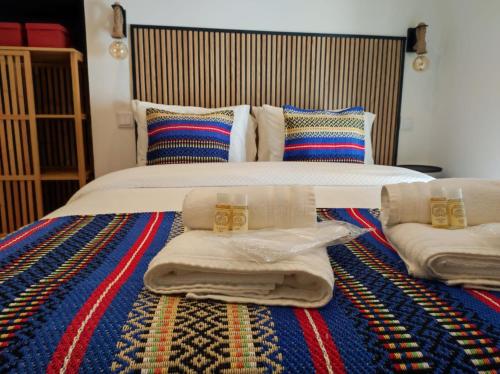 una camera da letto con un letto e asciugamani sul pavimento di Cozy Apartment Elvas II a Elvas