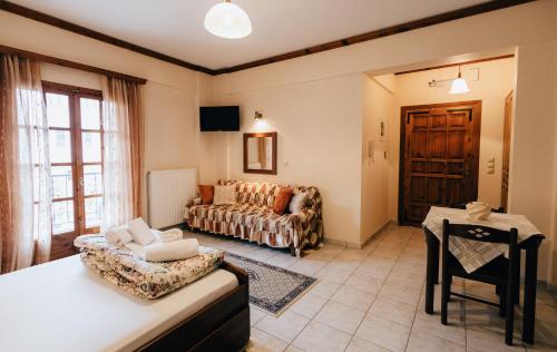 een woonkamer met een bank en een tafel bij Studios EYTYXIA-3 in Kalavrita