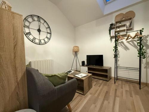 Studio with bedroom near train station
