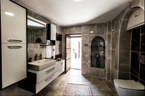 a bathroom with a sink and a toilet at Birsen Hanım Konağı in Mardin
