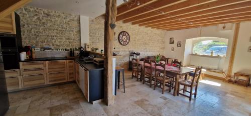 Køkken eller tekøkken på Gîte de la Diligence