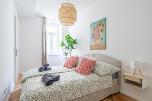 Modern Long-Term Apartment with Balcony