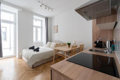 Modern Central Apartment with Balcony