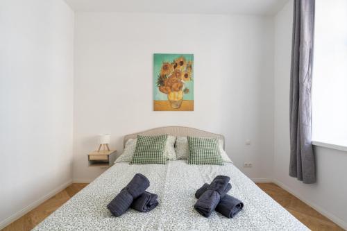 Modern Central Apartment with Balcony