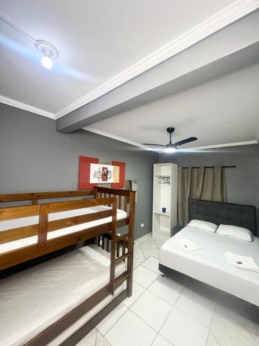 a bedroom with two bunk beds and a ceiling at Hostel Anprado #4 Kit café incluso, Próx-Aeroporto de Guarulhos in Guarulhos