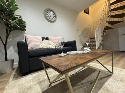 Khu vực ghế ngồi tại Modern 1 bedroom house