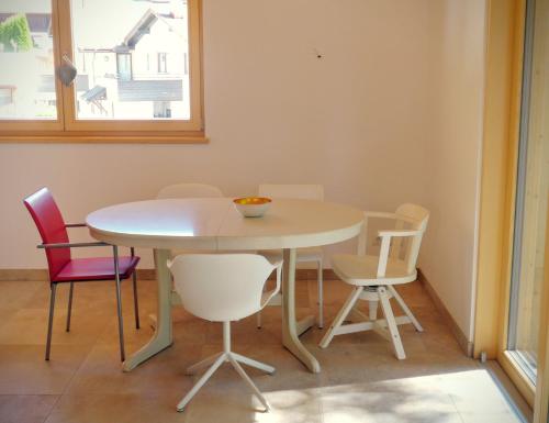 - une table et des chaises blanches dans la chambre dans l'établissement green Home - Sonniges Chalet in den Alpen, à Kirchberg in Tirol