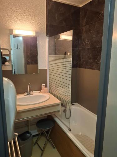a bathroom with a sink and a bath tub at petit nid montagnard in Rousset