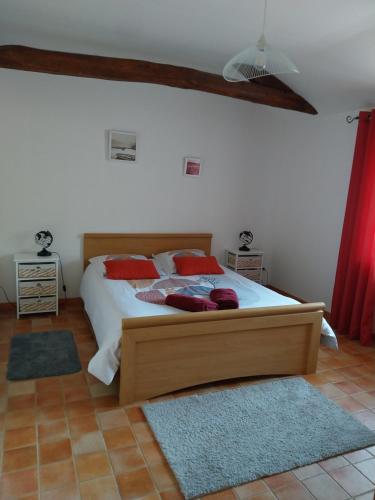 En eller flere senge i et værelse på Proche le Mans, Parigné l'Evêque,maison forestière, accueil chevaux possible 11 pers