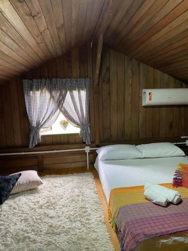 a bedroom with two beds and a window at Ebenezer in Benedito Novo