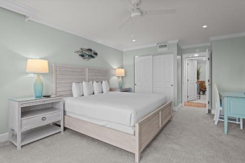 En eller flere senge i et værelse på Sundial Beach Resort & Spa