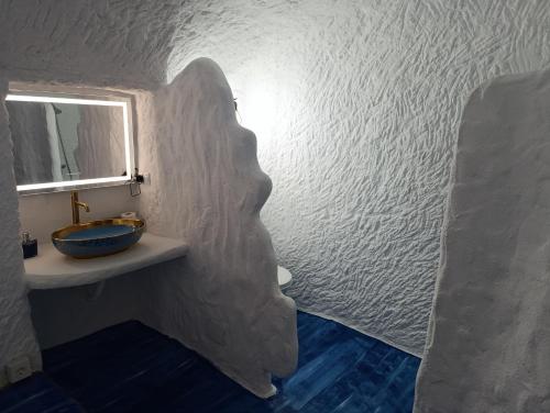 Et badeværelse på Cueva Doña Bona