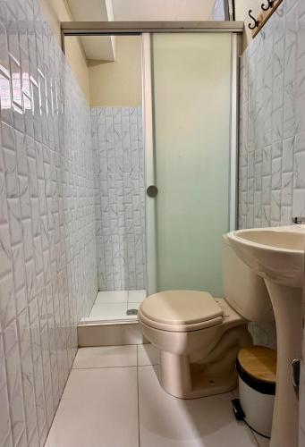 a bathroom with a toilet and a sink at Hospedaje el Indi0 in Pisac
