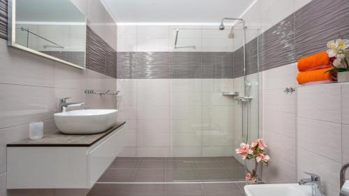 Phòng tắm tại Villa Lemily with private pool by Villas Guide