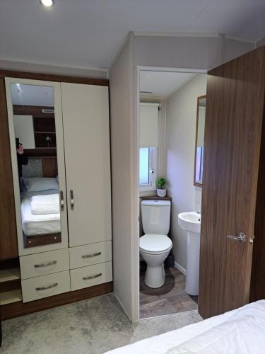 a bathroom with a toilet and a sink at The vintage in Winthorpe