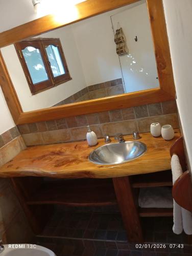 a bathroom with a sink and a mirror at Paraíso Serrano in Casa Grande