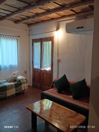 a room with a couch and a bed and a table at Paraíso Serrano in Casa Grande