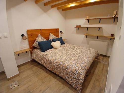 a bedroom with a bed with blue pillows at L'Effet Mer - Côte D'Albâtre in Saint-Martin-Plage