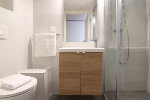 ein Badezimmer mit Toilette, Waschbecken und Dusche in der Unterkunft Nümad Suites in Nizza